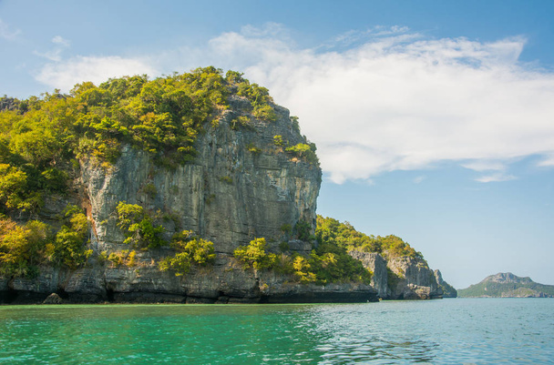 Grande falaise au-dessus de l'eau turquoise de la mer du Siam
 - Photo, image