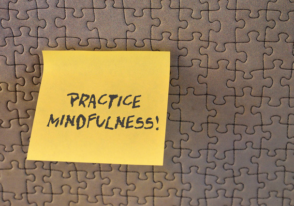 Nota di scrittura che mostra la pratica Mindfulness. Business photo showcase raggiungere uno stato di relax una forma di meditazione quadrata pezzo di carta bastone notazione alla finestra di vetro strutturato
. - Foto, immagini