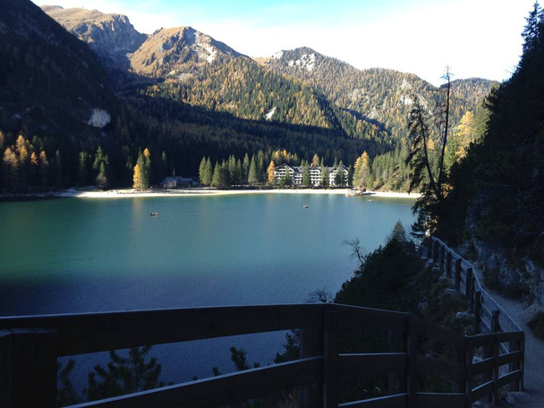 Braies-tó, hegy, gyönyörű kilátás, Dolomitok, Olaszország, erdő - Fotó, kép