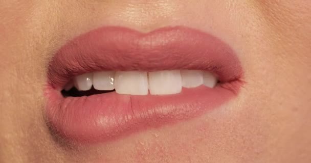 Vrouw bijten haar lippen als gevolg van stress. - Video