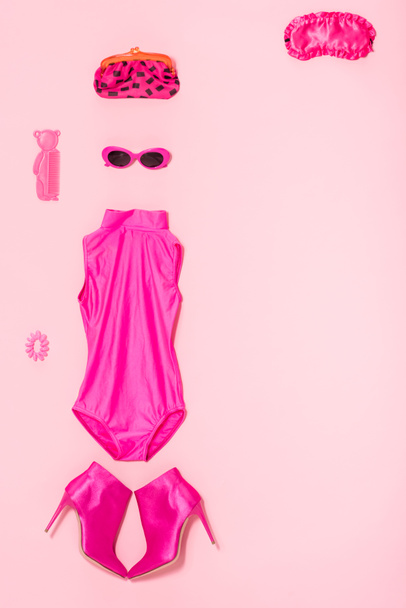 vista dall'alto di vestiti organizzati e accessori isolati su rosa con spazio copia
 - Foto, immagini