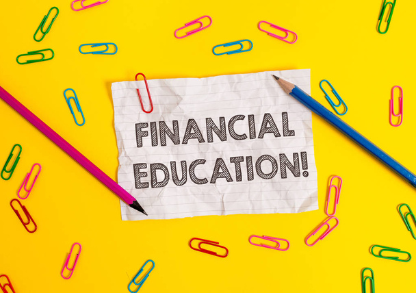 金融教育を示す概念的手書き金融のような金融領域を理解していることを示すビジネス写真空白の破砕紙のメッセージの鉛筆は背景を着色. - 写真・画像