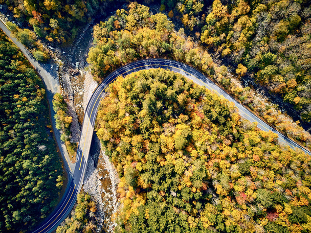 Escénica carretera sinuosa en otoño - Foto, Imagen