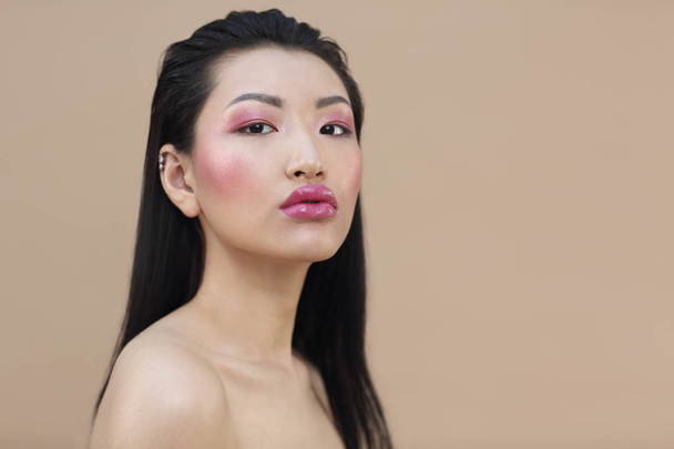 Ομορφιά πορτρέτο των νέων ελκυστική Ασιατική γυναίκα με φωτεινό κάνει - Φωτογραφία, εικόνα