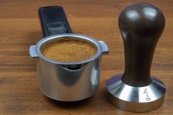 Παραβίαση καφέ εσπρέσο και συμπυκνωμένα καφέ στη θήκη - Φωτογραφία, εικόνα