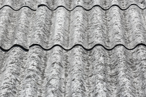 Baldosas de amianto carcinogénico en un techo
  - Foto, Imagen