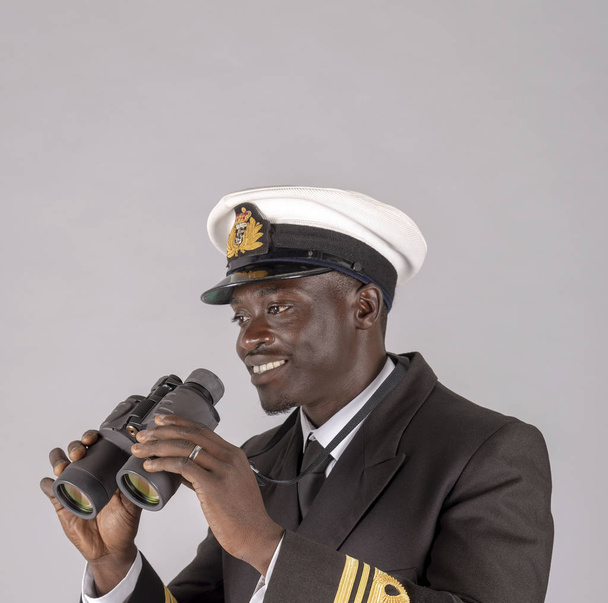 イギリス、イギリス。5月2019。双眼鏡のペアを持っている制服の海軍将校 - 写真・画像