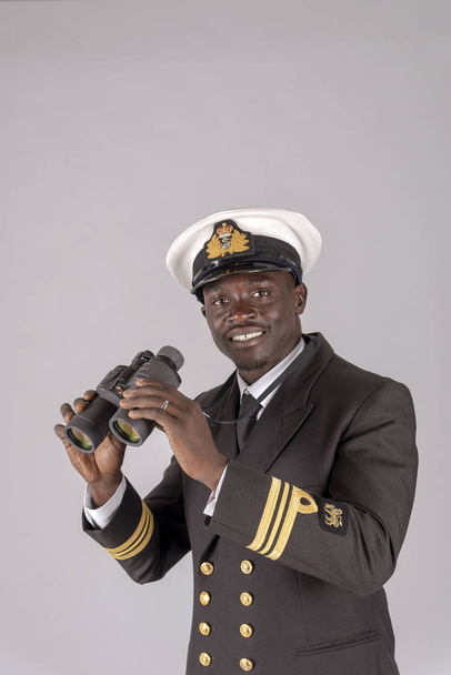 Inglaterra, Reino Unido. Mayo 2019. Un oficial de la marina de uniforme sosteniendo un par de prismáticos
 - Foto, imagen