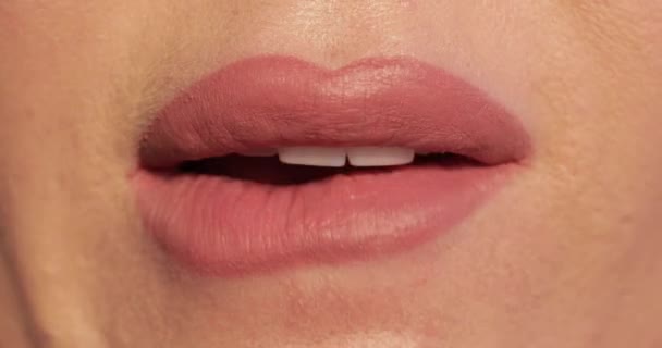 Frau beißt sich wegen Stress in die Lippen. - Filmmaterial, Video
