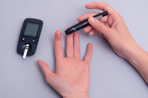 Femme utiliser un détecteur de glucose sanguin
  - Photo, image