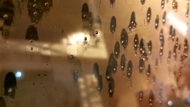 Cadute di pioggia 4K sul finestrino dell'auto in vetro
 - Filmati, video