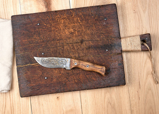 empty old wooden kitchen cutting board and knife  - Φωτογραφία, εικόνα