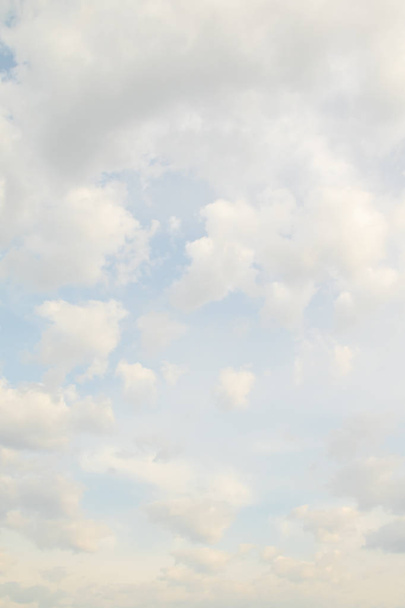 Γαλάζιος ουρανός με λευκά σύννεφα. Καθαρή ημέρα ουρανού φόντο. - Φωτογραφία, εικόνα