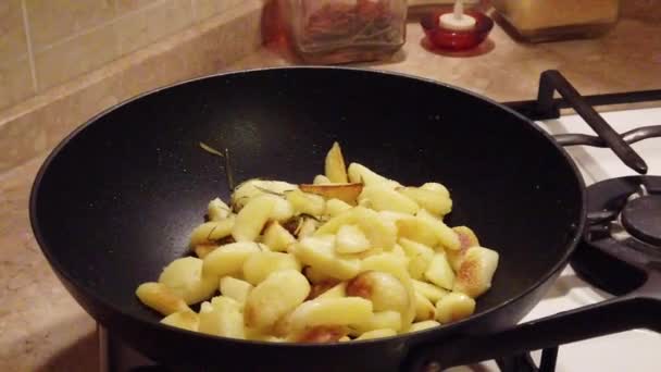 stir-fried potatoes slow motion - Filmati, video