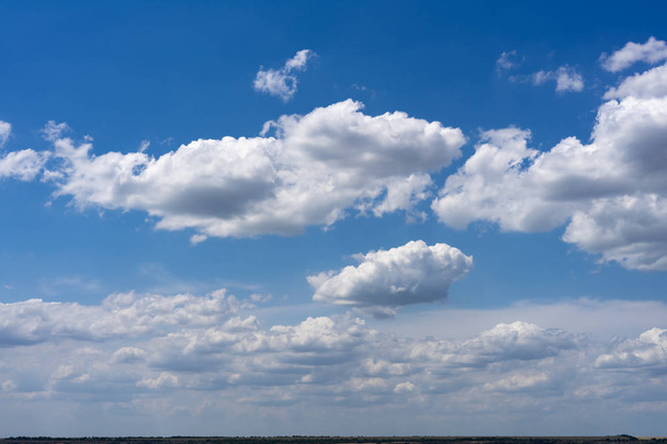 Güzel mavi gökyüzü ve bulutlar. Yaratıcı Vintage arka plan. Ufukta ince çizgi. - Fotoğraf, Görsel