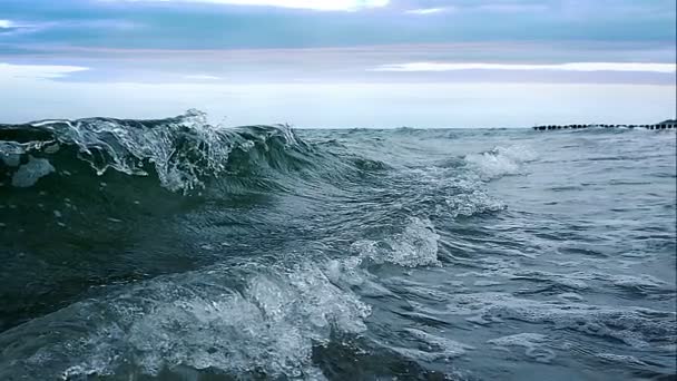 Вода розбризкує повільний рух. Морська хвиля з піною
. - Кадри, відео