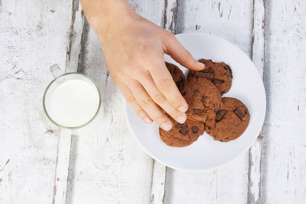 enni cookie-kat és tejet inni-közelről felülről - Fotó, kép