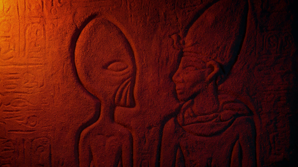 Außerirdische ägyptische Wandschnitzereien in staubigem Grab - Filmmaterial, Video