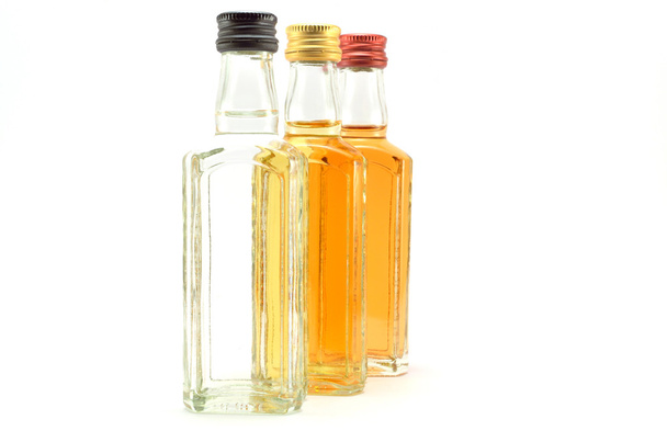 botellas de vidrio llenas de líquidos de diferentes colores
 - Foto, imagen