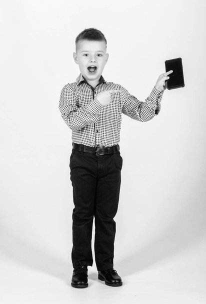 Modern minialkalmazás. Kis üzletember. Neveltetés és fejlesztés. Kisfiú formális ruha mobil telefon. Aranyos fiú tartsa smartphone. Mobiltechnológia. Alkalmazás letöltése. Mobilkommunikáció - Fotó, kép