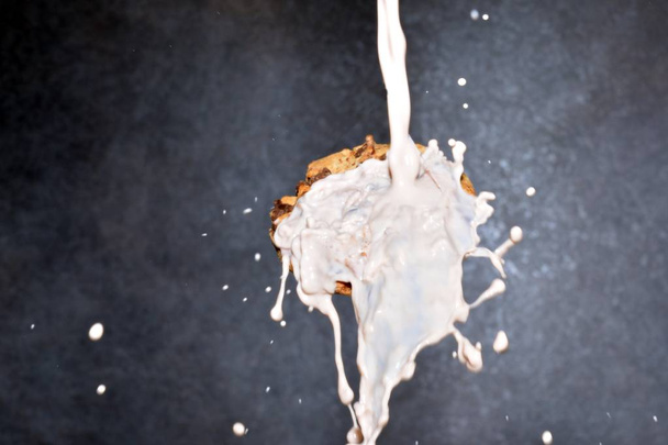 шоколадне печиво з фонтаном молока
 - Фото, зображення