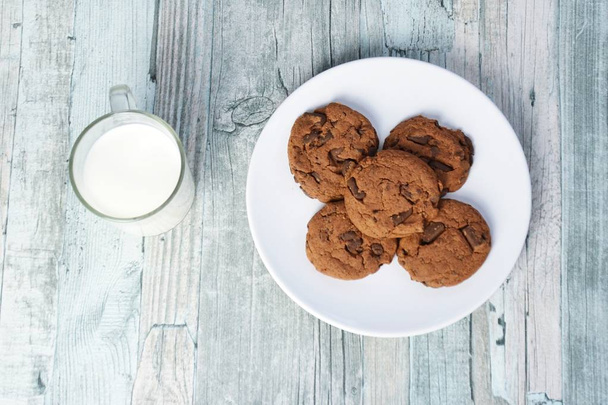 jíst sušenky a pít mléko-blízko shora - Fotografie, Obrázek
