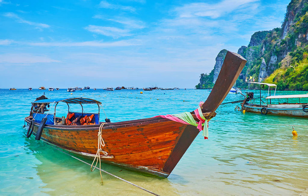 El barco de cola larga en la playa Phi Phi Don Island, Krabi, Tailandia
 - Foto, imagen