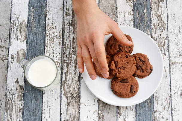 їдять печиво і п'ють молоко крупним планом
 - Фото, зображення