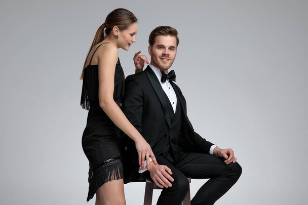 Onnellinen nuori pari pukeutunut musta poseeraa
 - Valokuva, kuva