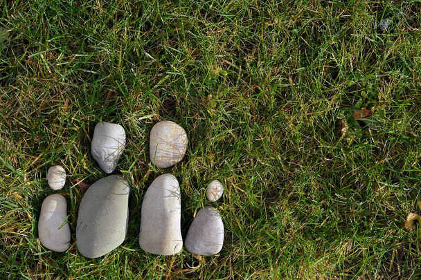 Piedras en el prado como símbolo de divorcio
 - Foto, Imagen