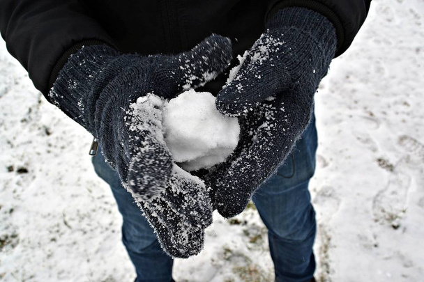 cerrar - formar una bola de nieve con guantes en invierno
  - Foto, Imagen
