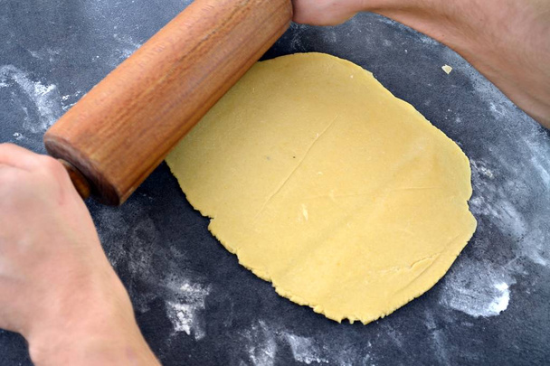 Раскатайте тесто для пряничного печенья
 - Фото, изображение