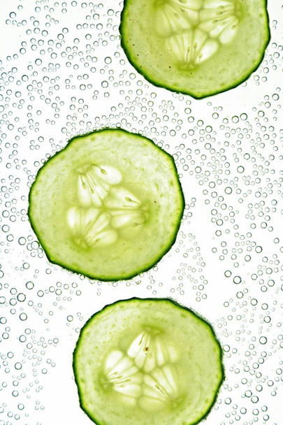 Een weergave gesneden komkommer stukken   - Foto, afbeelding