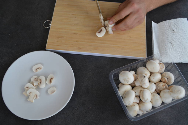 Крупним планом - скибочки грибів на кухні
  - Фото, зображення