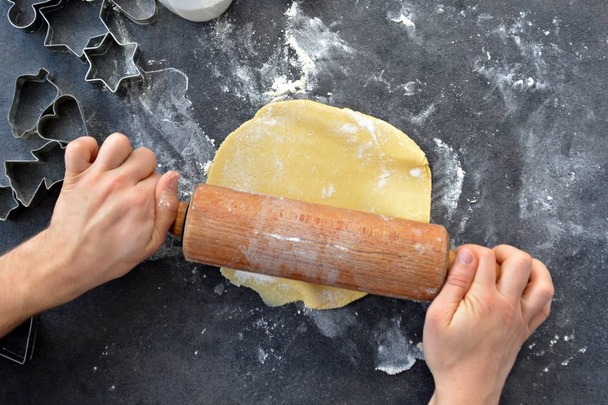 Zsemlye ki tésztát mézeskalács süti - Fotó, kép