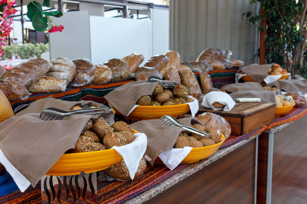 Türk otelinde siyah ve beyaz ekmek çeşitliliği - Fotoğraf, Görsel