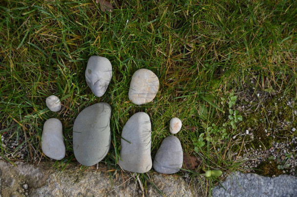 Pedras no prado como um símbolo de divórcio
 - Foto, Imagem