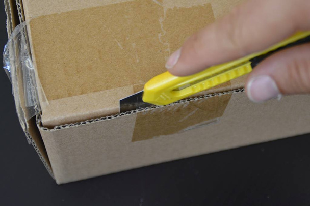 Bir paketi bıçakla açma - Fotoğraf, Görsel