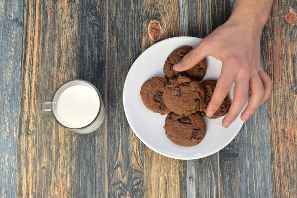 enni cookie-kat és tejet inni-közelről felülről - Fotó, kép