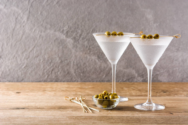 Klassieke Dry Martini met olijven - Foto, afbeelding