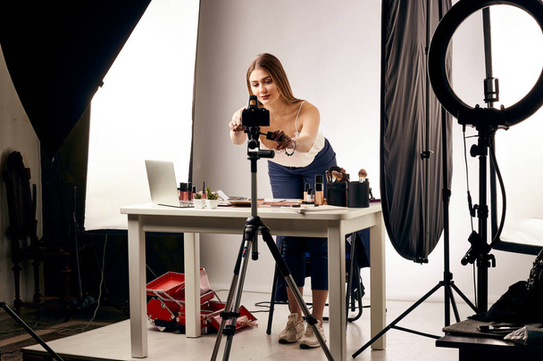 girl blogger shoots video how to do makeup - Φωτογραφία, εικόνα