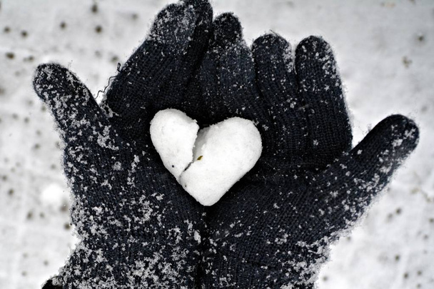 Sněžné srdce v ruce zblízka  - Fotografie, Obrázek