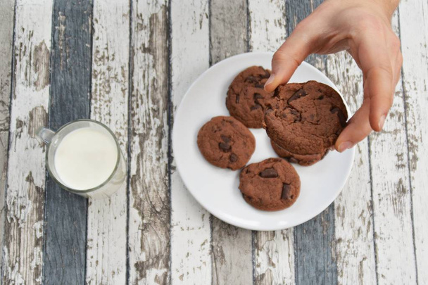 mangi biscotti e beva il latte - vicino dall'alto
 - Foto, immagini