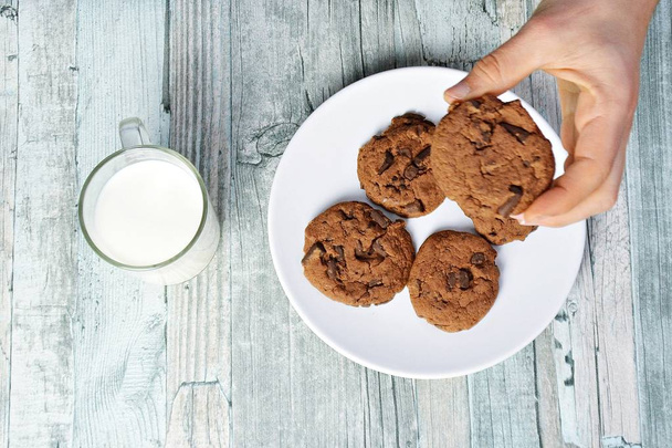 eet koekjes en Drink melk-close up van boven - Foto, afbeelding