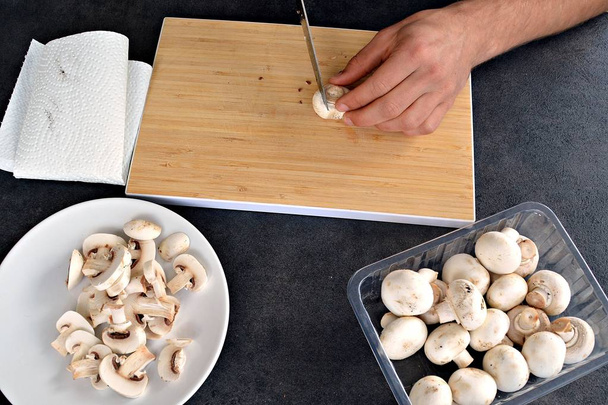 Крупним планом - скибочки грибів на кухні
  - Фото, зображення