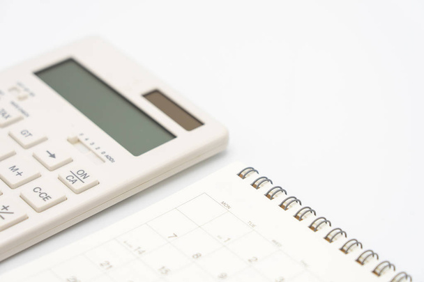 フラット トップ ビュー オフィス テーブル デスク カレンダーのレイアウト電卓 - 写真・画像