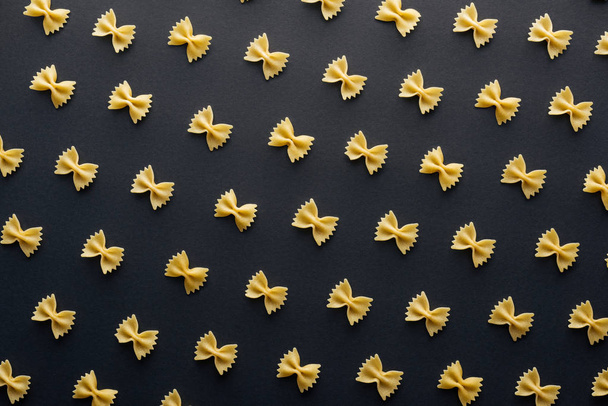 flat lay of farfalle pasta isolated on black - Foto, Bild