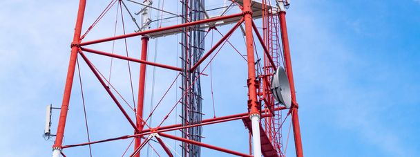 4G TV Wieża radiowa z anteną paraboliczną i anteny satelitarnej. Bro - Zdjęcie, obraz