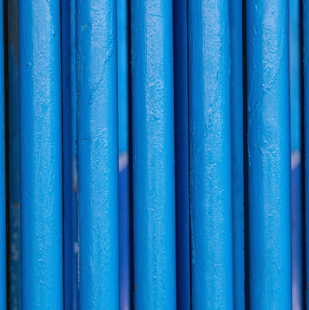 Много старых голубых труб. Трубопроводы, используемые в различных отраслевых способах: g
 - Фото, изображение