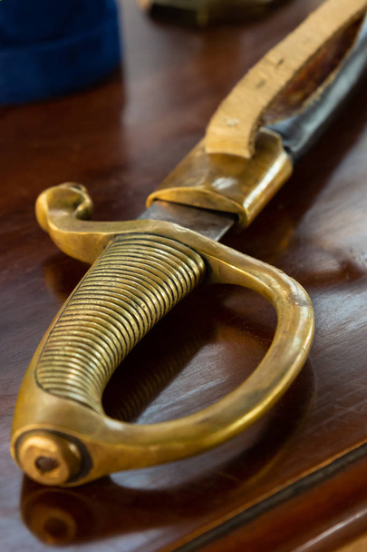Bıçak bekçi el koruma yakın, vintage yatılı kılıç closeup gunsmith tasarım - Fotoğraf, Görsel
